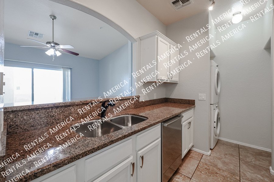Bright and Spacious 2 bed 2 bath condo with Vaulted Ceilings! property image