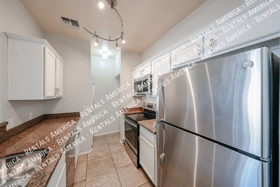 Bright and Spacious 2 bed 2 bath condo with Vaulted Ceilings! property image