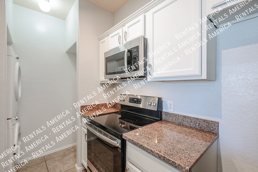 Bright and Spacious 2 bed 2 bath condo with Vaulted Ceilings! property image
