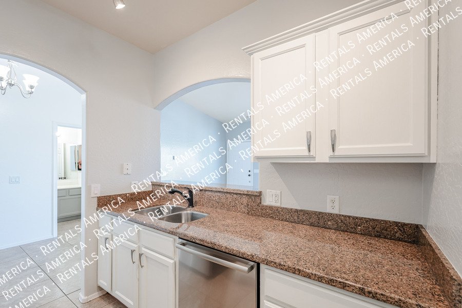Bright and Spacious 2 bed 2 bath condo with Vaulted Ceilings! property image