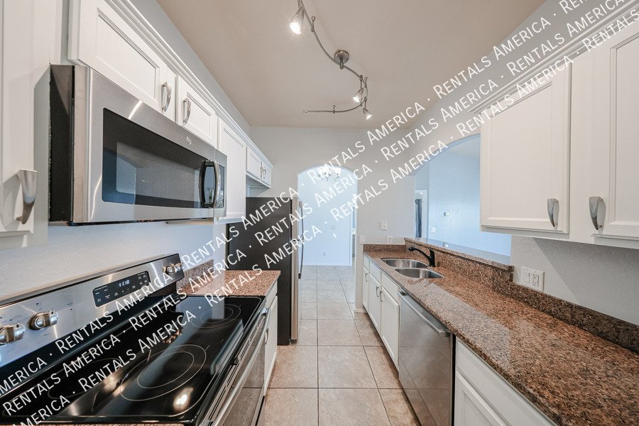 Bright and Spacious 2 bed 2 bath condo with Vaulted Ceilings! property image