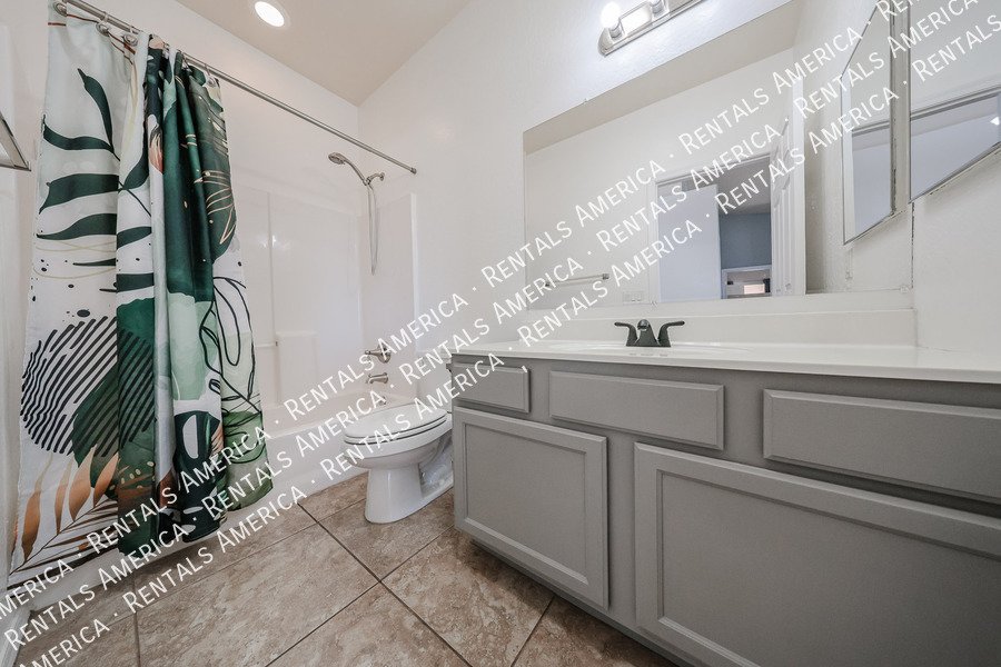 Bright and Spacious 2 bed 2 bath condo with Vaulted Ceilings! property image
