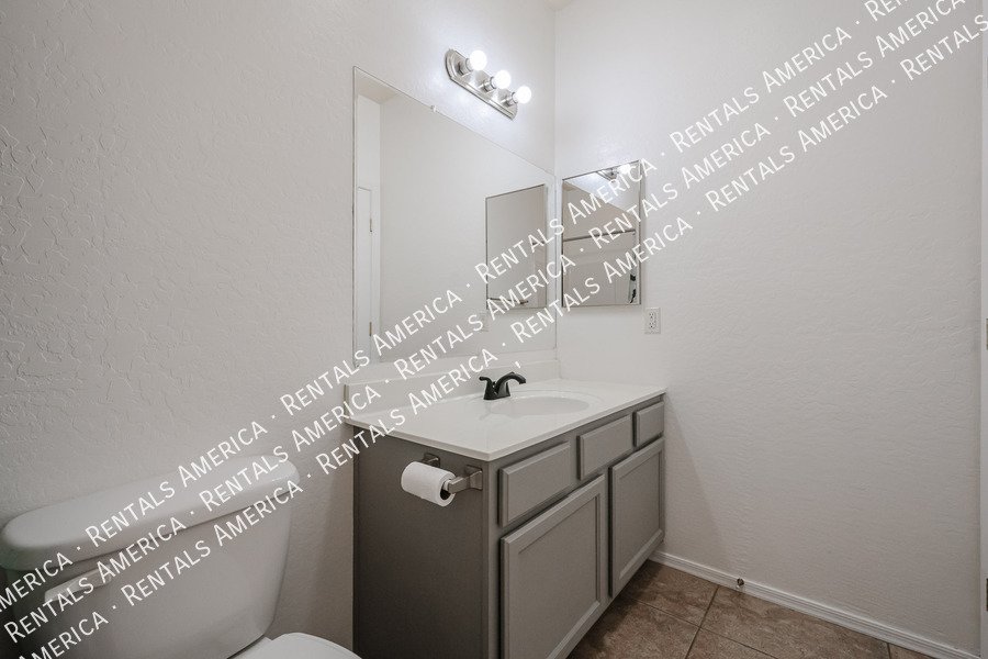 Bright and Spacious 2 bed 2 bath condo with Vaulted Ceilings! property image