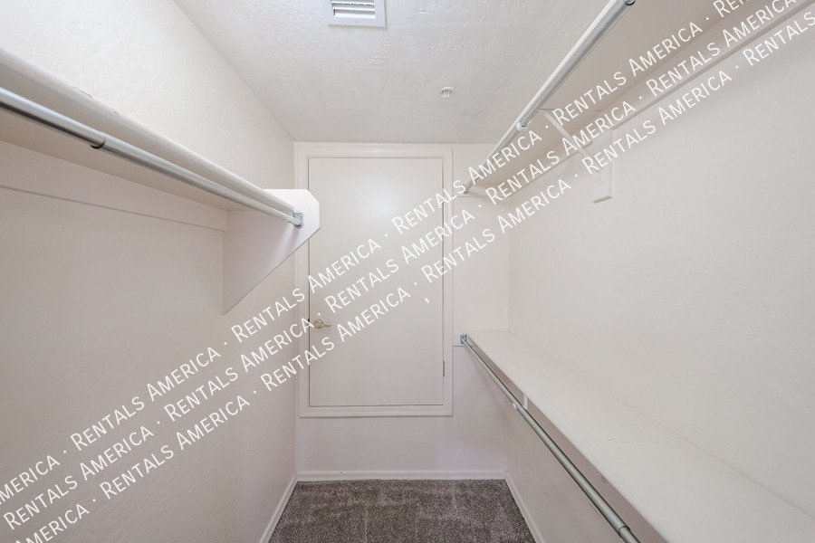 Bright and Spacious 2 bed 2 bath condo with Vaulted Ceilings! property image
