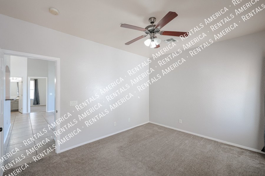 Bright and Spacious 2 bed 2 bath condo with Vaulted Ceilings! property image