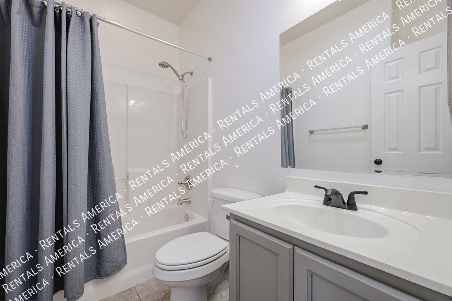 Bright and Spacious 2 bed 2 bath condo with Vaulted Ceilings! property image