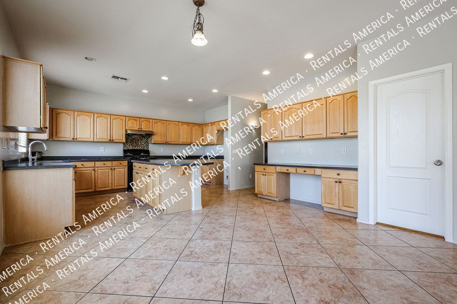 Beautiful 5 bedroom home property image