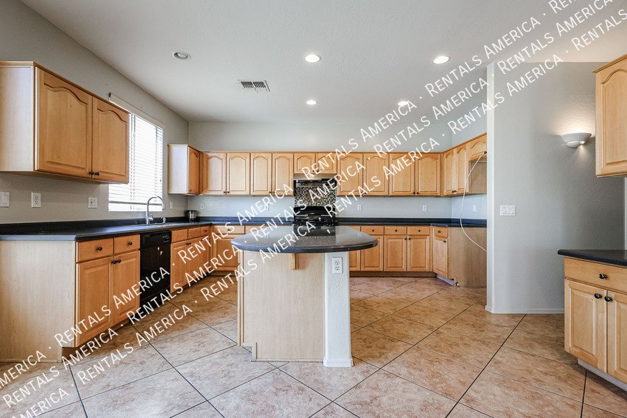 Beautiful 5 bedroom home property image