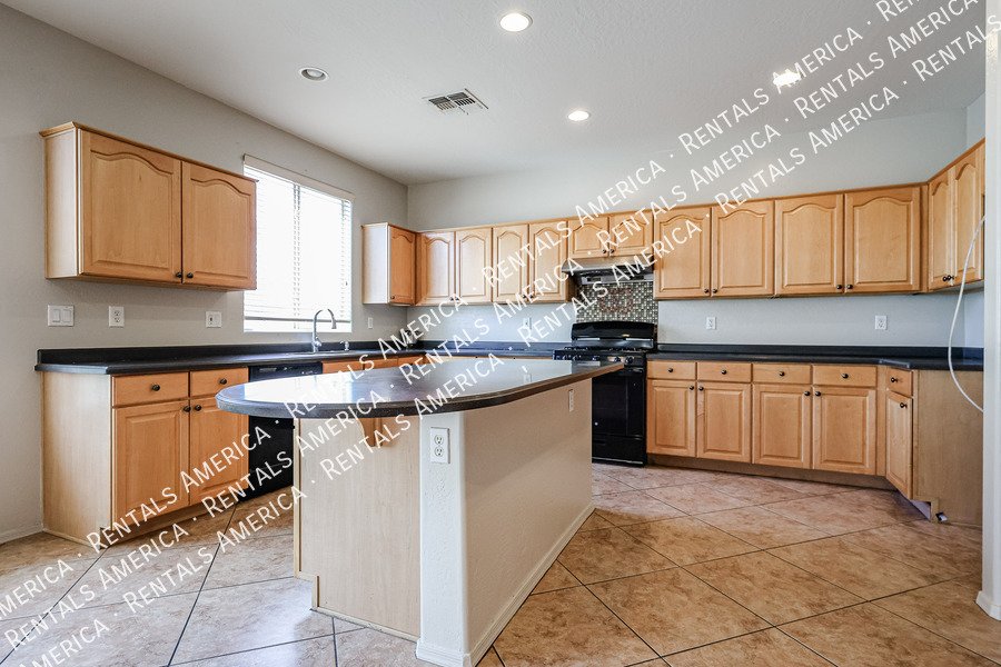 Beautiful 5 bedroom home property image