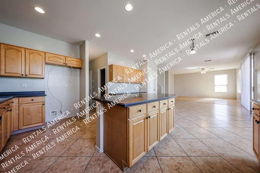 Beautiful 5 bedroom home property image