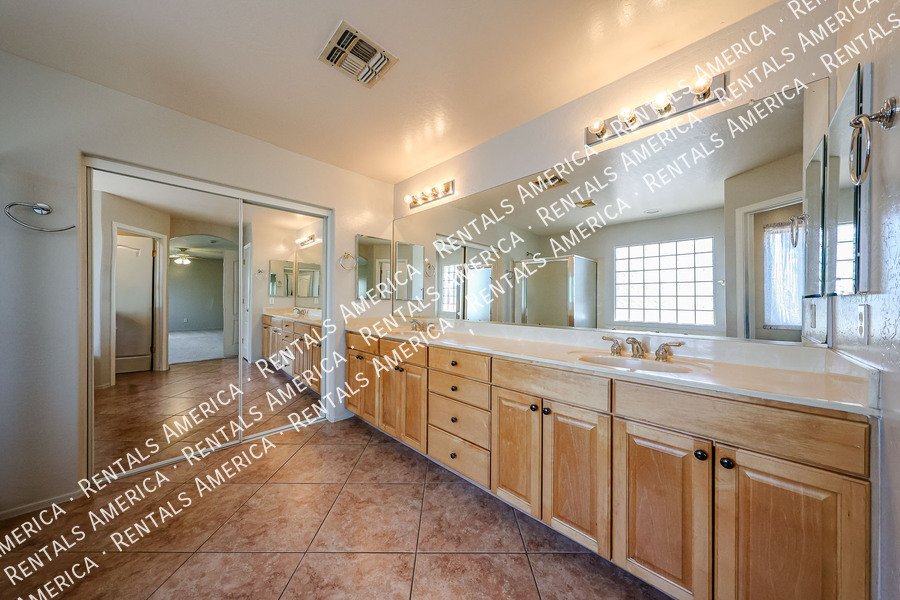 Beautiful 5 bedroom home property image
