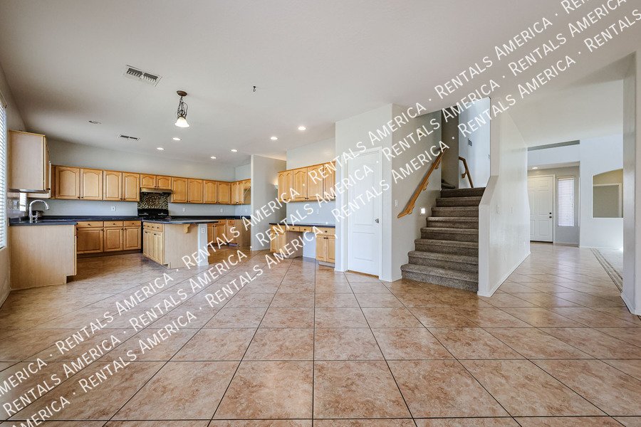 Beautiful 5 bedroom home property image