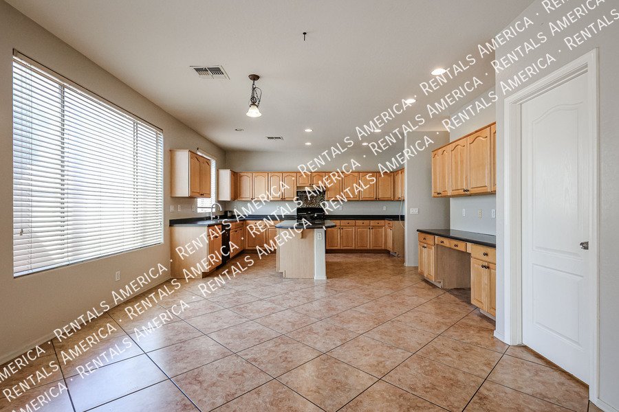 Beautiful 5 bedroom home property image