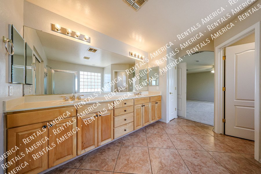 Beautiful 5 bedroom home property image