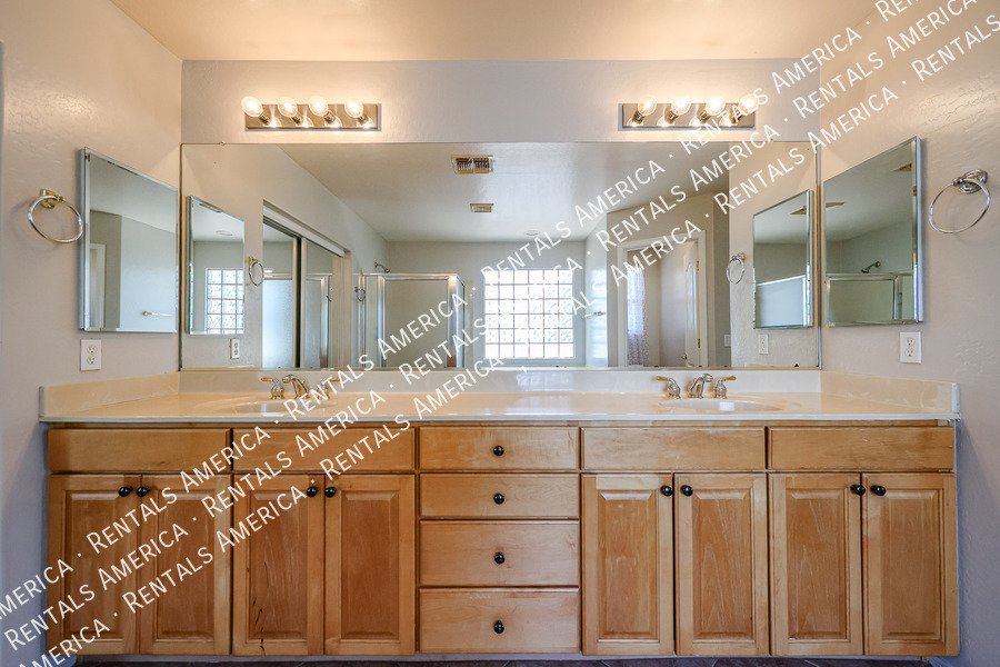Beautiful 5 bedroom home property image