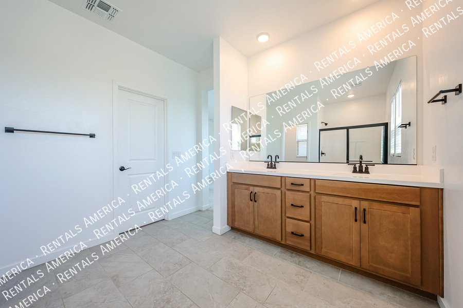 MOVE IN READY 4BR IN EASTMARK property image