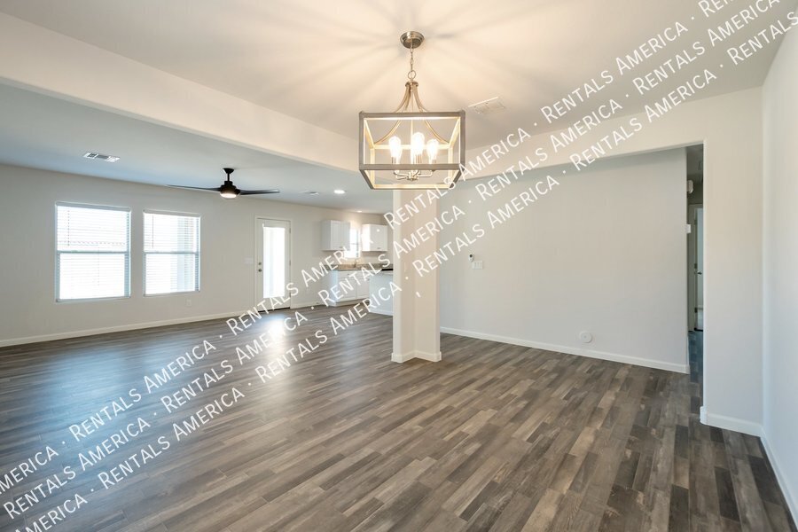 4 Bedroom home w/beautiful Floor Plan property image