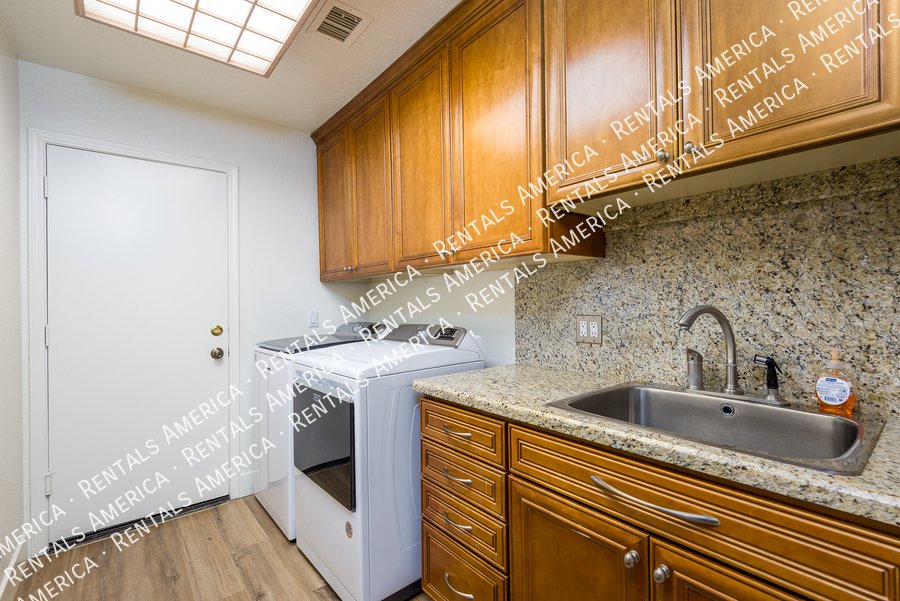 RENOVATED 5 BEDROOM IN WATERS EDGE @ OCOTILLO property image