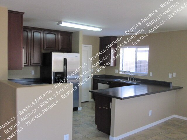 Spacious 4 Bd / 2.5 Ba home with large loft and a den!!! property image
