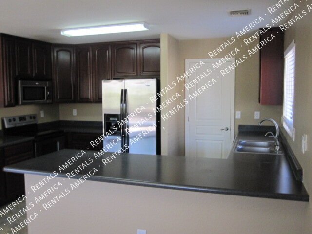 Spacious 4 Bd / 2.5 Ba home with large loft and a den!!! property image