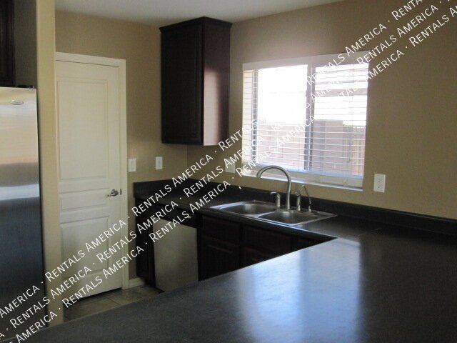 Spacious 4 Bd / 2.5 Ba home with large loft and a den!!! property image