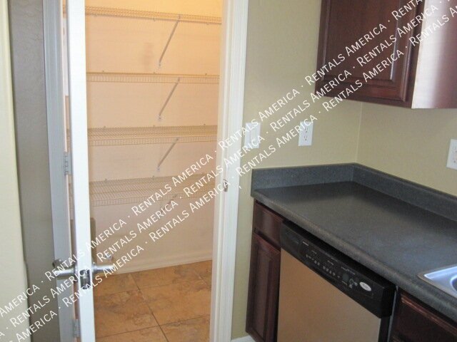 Spacious 4 Bd / 2.5 Ba home with large loft and a den!!! property image