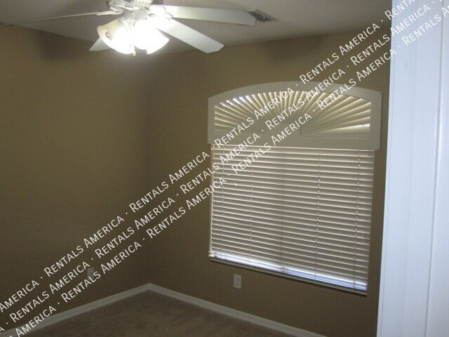 Spacious 4 Bd / 2.5 Ba home with large loft and a den!!! property image