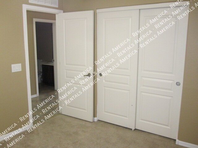 Spacious 4 Bd / 2.5 Ba home with large loft and a den!!! property image