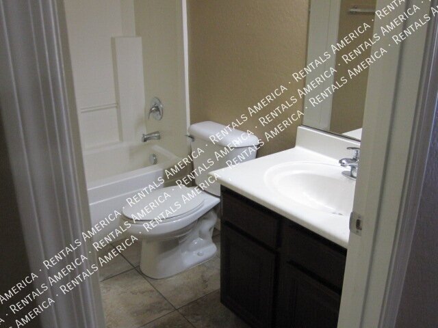 Spacious 4 Bd / 2.5 Ba home with large loft and a den!!! property image