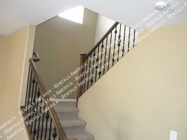 Spacious 4 Bd / 2.5 Ba home with large loft and a den!!! property image