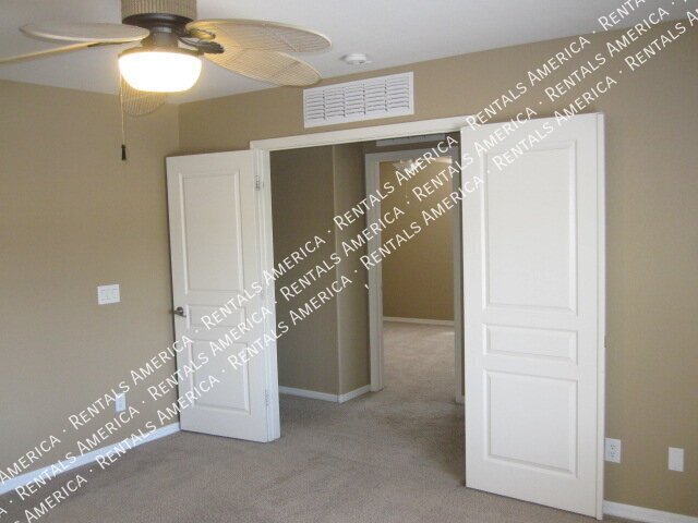 Spacious 4 Bd / 2.5 Ba home with large loft and a den!!! property image