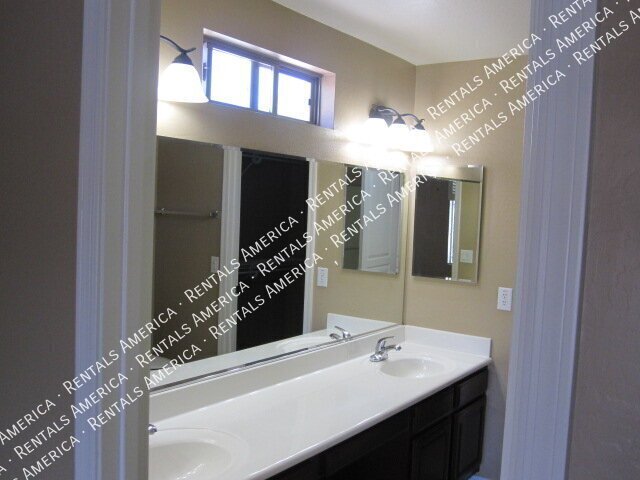 Spacious 4 Bd / 2.5 Ba home with large loft and a den!!! property image