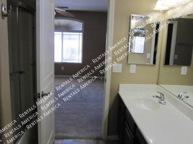 Spacious 4 Bd / 2.5 Ba home with large loft and a den!!! property image