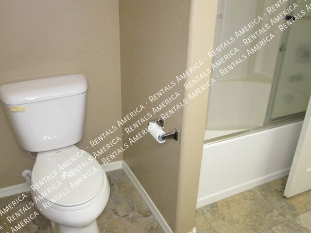 Spacious 4 Bd / 2.5 Ba home with large loft and a den!!! property image