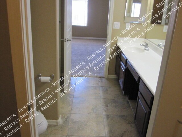 Spacious 4 Bd / 2.5 Ba home with large loft and a den!!! property image