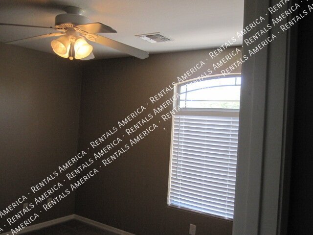 Spacious 4 Bd / 2.5 Ba home with large loft and a den!!! property image
