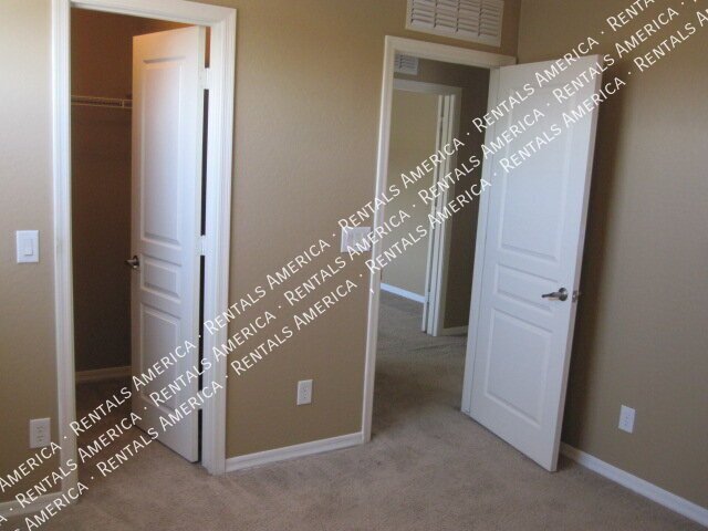 Spacious 4 Bd / 2.5 Ba home with large loft and a den!!! property image
