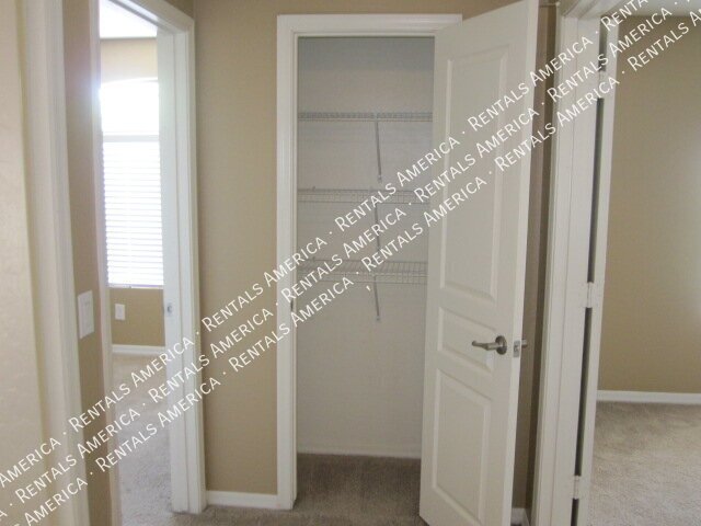 Spacious 4 Bd / 2.5 Ba home with large loft and a den!!! property image