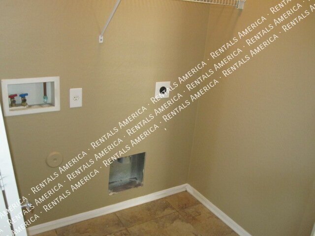 Spacious 4 Bd / 2.5 Ba home with large loft and a den!!! property image