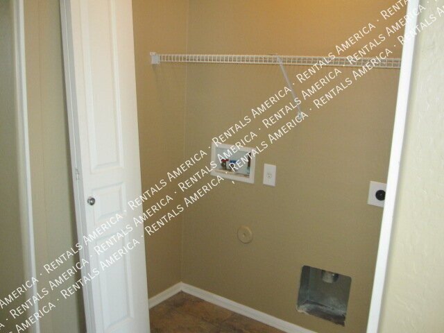 Spacious 4 Bd / 2.5 Ba home with large loft and a den!!! property image
