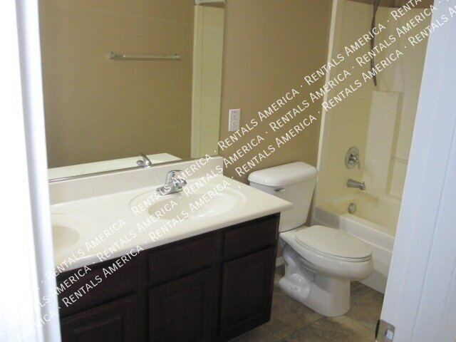 Spacious 4 Bd / 2.5 Ba home with large loft and a den!!! property image