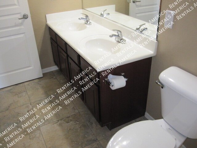 Spacious 4 Bd / 2.5 Ba home with large loft and a den!!! property image