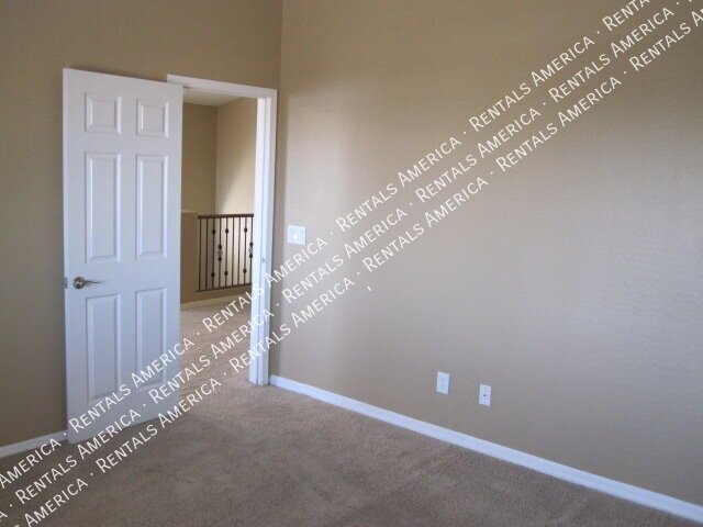 Spacious 4 Bd / 2.5 Ba home with large loft and a den!!! property image