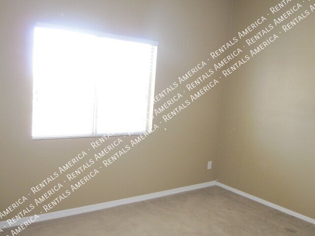Spacious 4 Bd / 2.5 Ba home with large loft and a den!!! property image