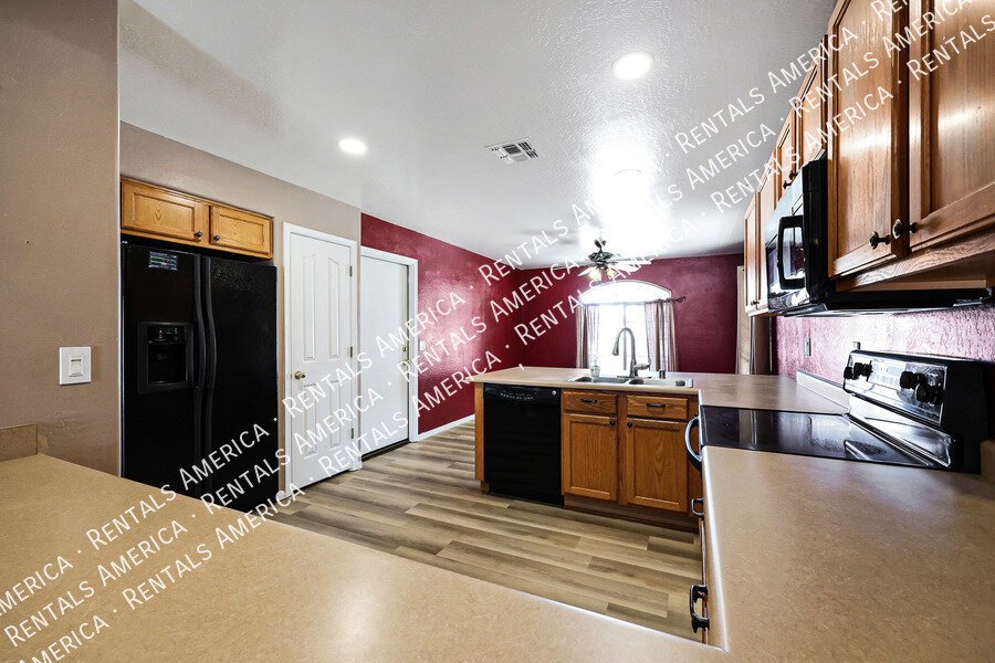 3 Bedrooms with Large backyard! property image