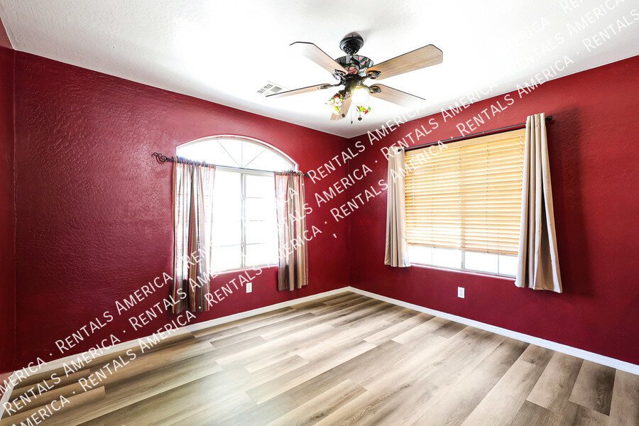 3 Bedrooms with Large backyard! property image
