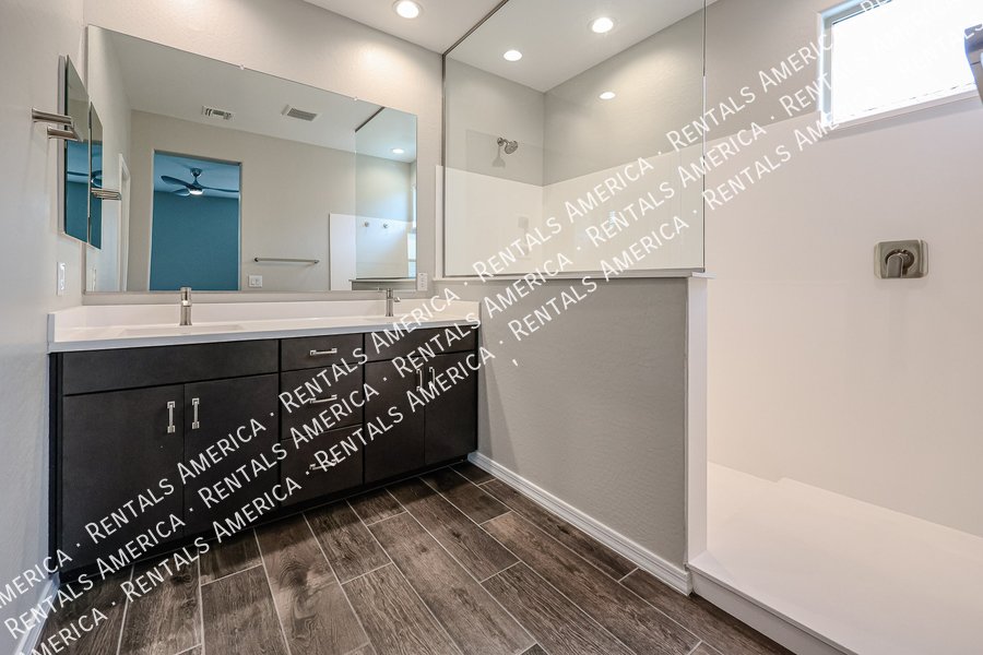Breathtaking 4 bedroom! property image