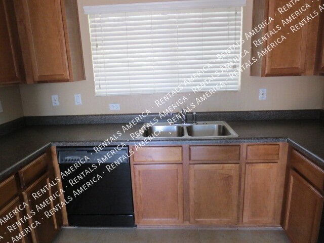 Perfect 3 bedroom 2.5 bathroom in Spectrum at Val Vista!!! property image