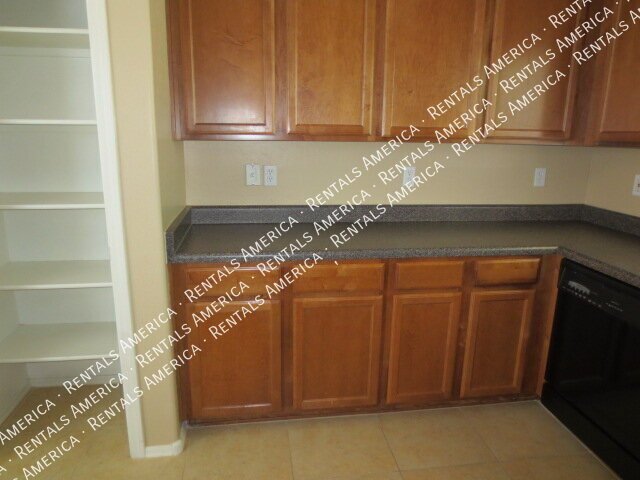 Perfect 3 bedroom 2.5 bathroom in Spectrum at Val Vista!!! property image