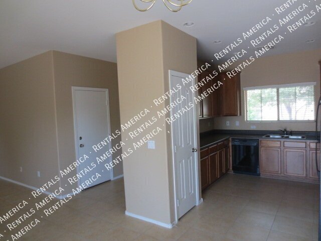 Perfect 3 bedroom 2.5 bathroom in Spectrum at Val Vista!!! property image
